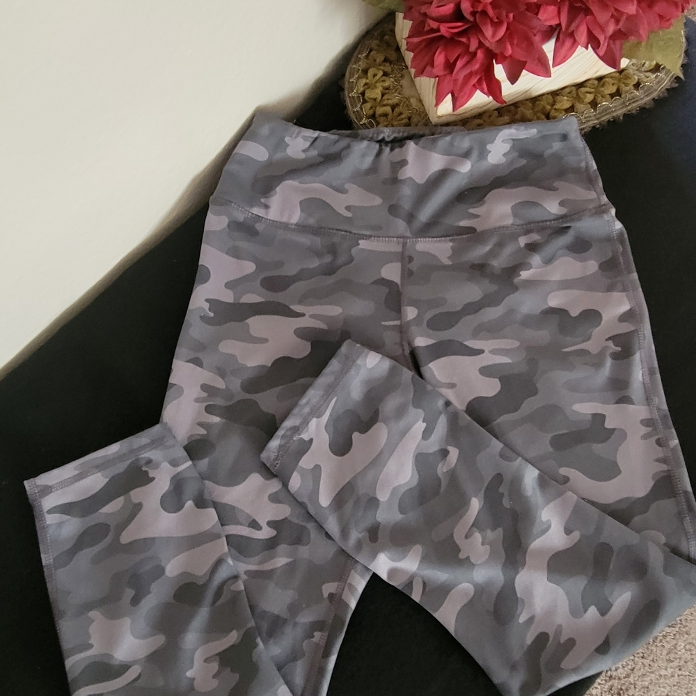 Danskin Camo Capri  Legging